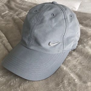 GREY NIKE HAT